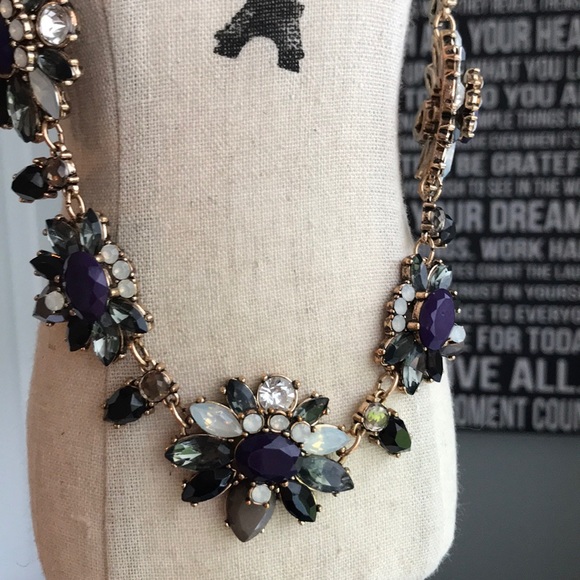 Jewelry - EUC jeweled statement necklace